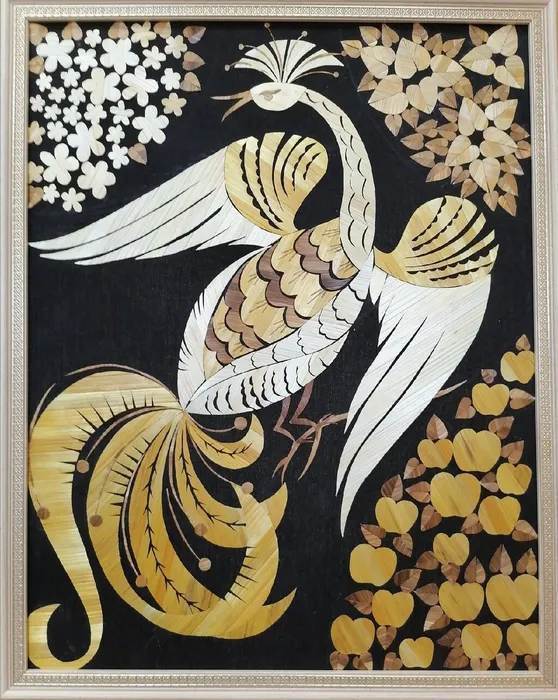 Пауков Кира, панно «Птица - символ счастья, света и весны», аппликация соломкой (педагог Боева А.В.)