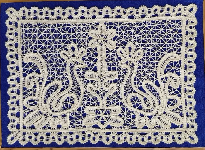 Мызникова Ульяна, салфетка «Голубок и горлица», кружевоплетение на коклюшках (педагог Маматина Г.И.)