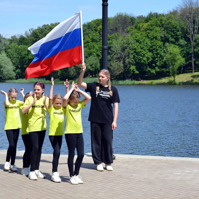 Танцевальный флешмоб ко Дню России