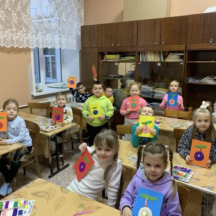 В мире творчества: новогодние шары из пластилина и бисера