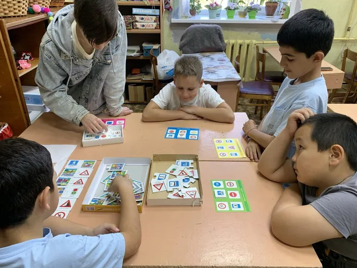 Играем и повторяем ПДД

Т/о «Мир бересты»
Педагог Тараканова О.Д.